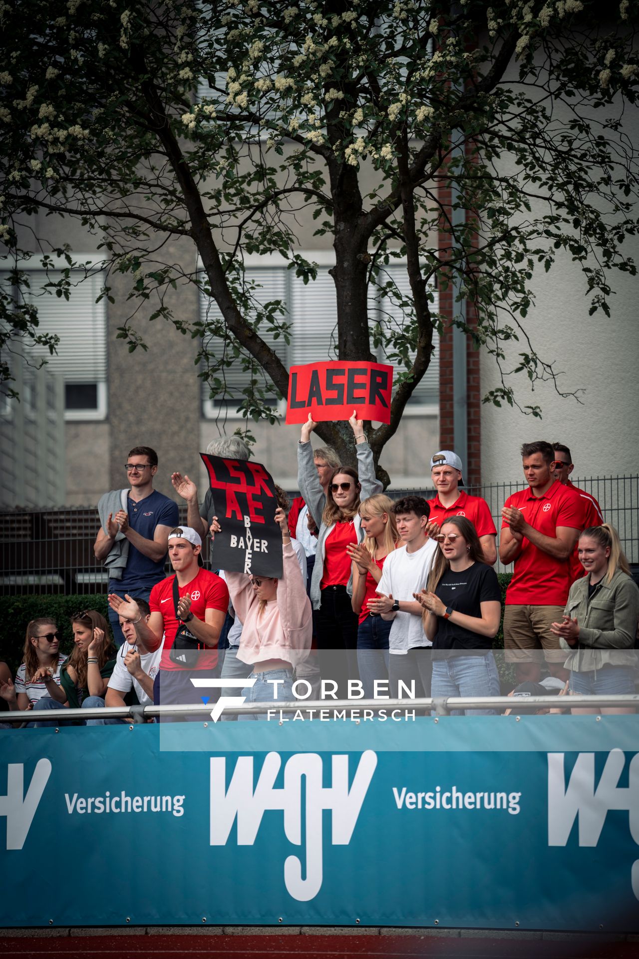 Fangemeinschaft von Nils „Laser“ Laserich (TSV Bayer 04 Leverkusen) am 08.05.2022 beim Stadtwerke Ratingen Mehrkampf-Meeting 2022 in Ratingen